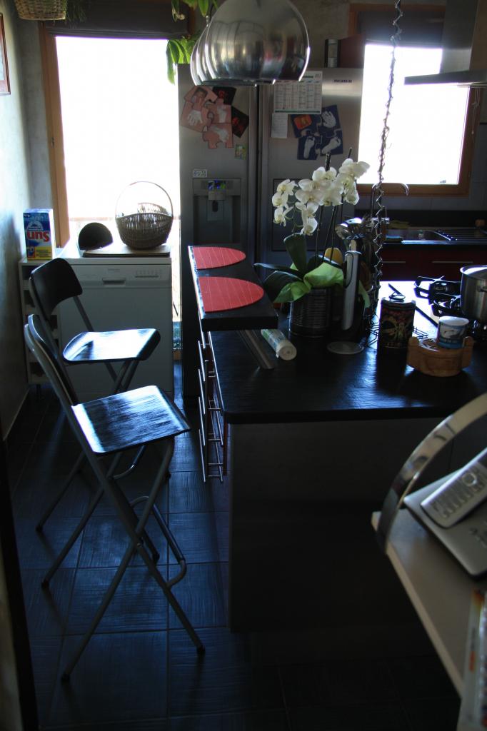 cuisine rouge et noir - plateau petit dej et tabourets